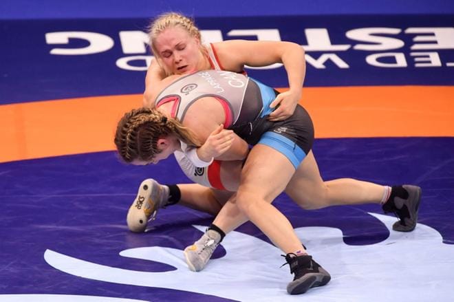 Petra Ollin ja Danielle Lappagen kamppailu 65-kiloisten mestaruudesta oli ikimuistoinen. KUVA: LEHTIKUVA/ATTILA KISBENEDEK