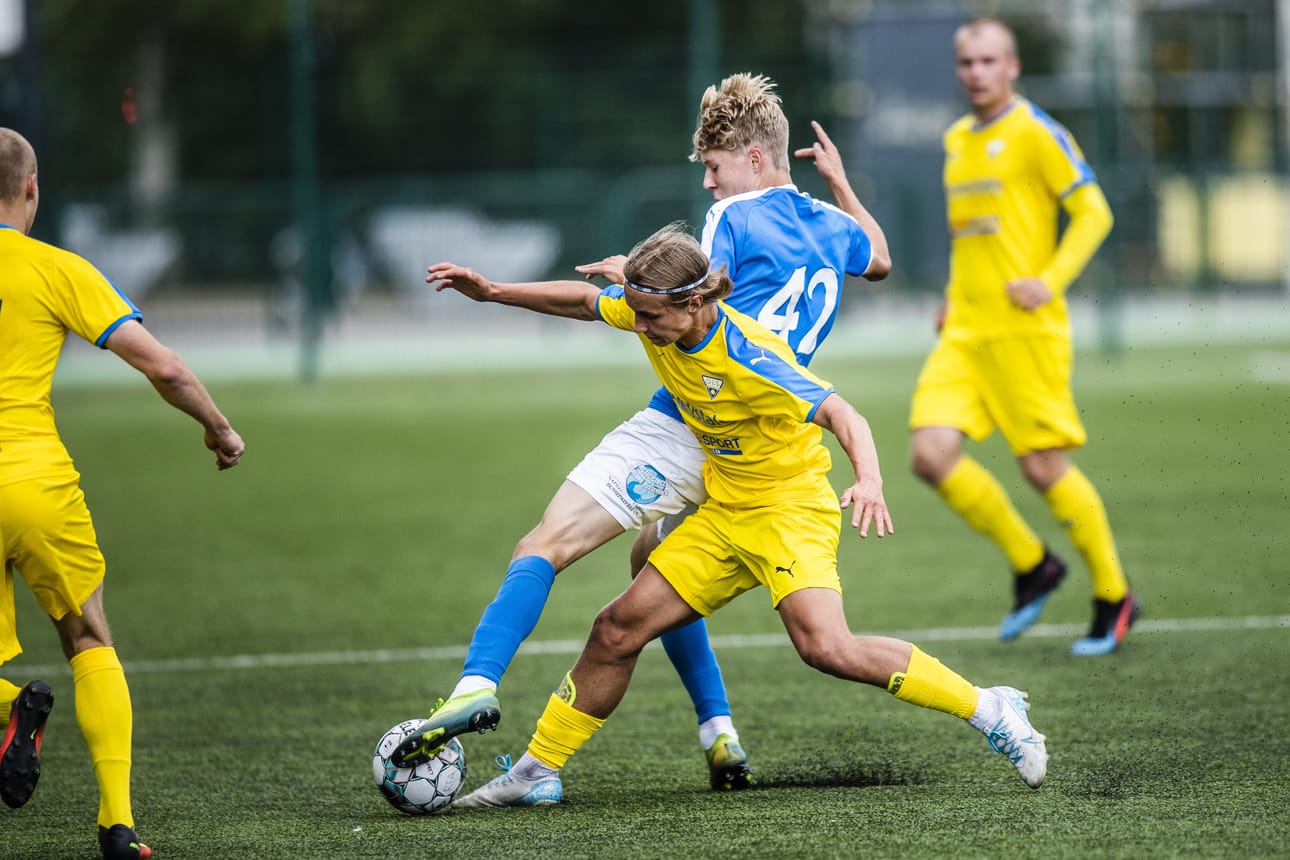 Lasse Ikonen (keskellä) pääsee taas urakoimaan OLS:n keskikentälle, kun GBK:n kokenut joukkue saapuu Castrenille.