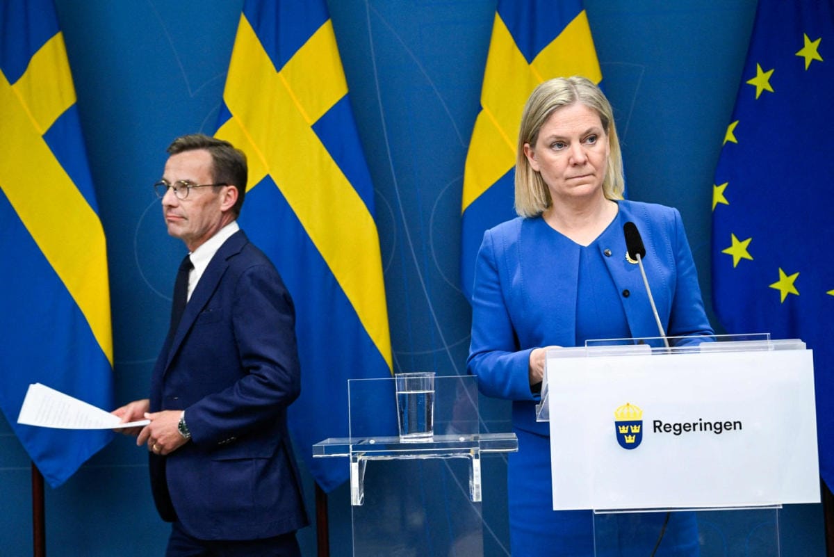 Tulevan hallituksen johtoon veikkaillaan todennäköisimmin nykyistä pääministeriä Magdalena Anderssonia (oikealla) tai maltillisen kokoomuksen Ulf Kristerssonia (vasemmalla). LEHTIKUVA/AFP
