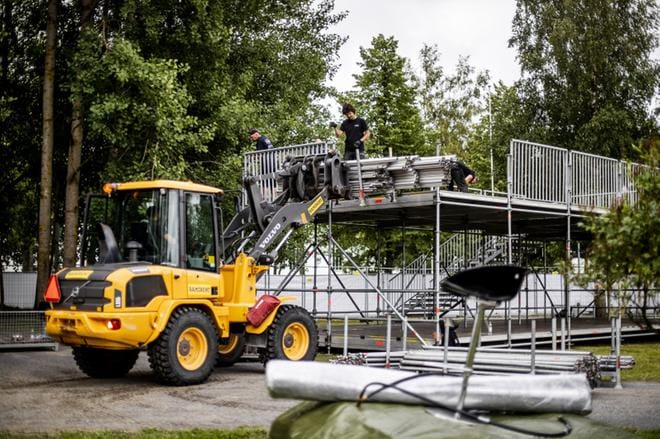 Viikonlopun suuret tapahtumat pystytään järjestämään Etelä-Pohjanmaalla avin linjauksesta huolimatta. Seinäjoella Vauhtiajojen rakennus oli jo kovassa vauhdissa keskiviikkona. Kuva: Krista Luoma