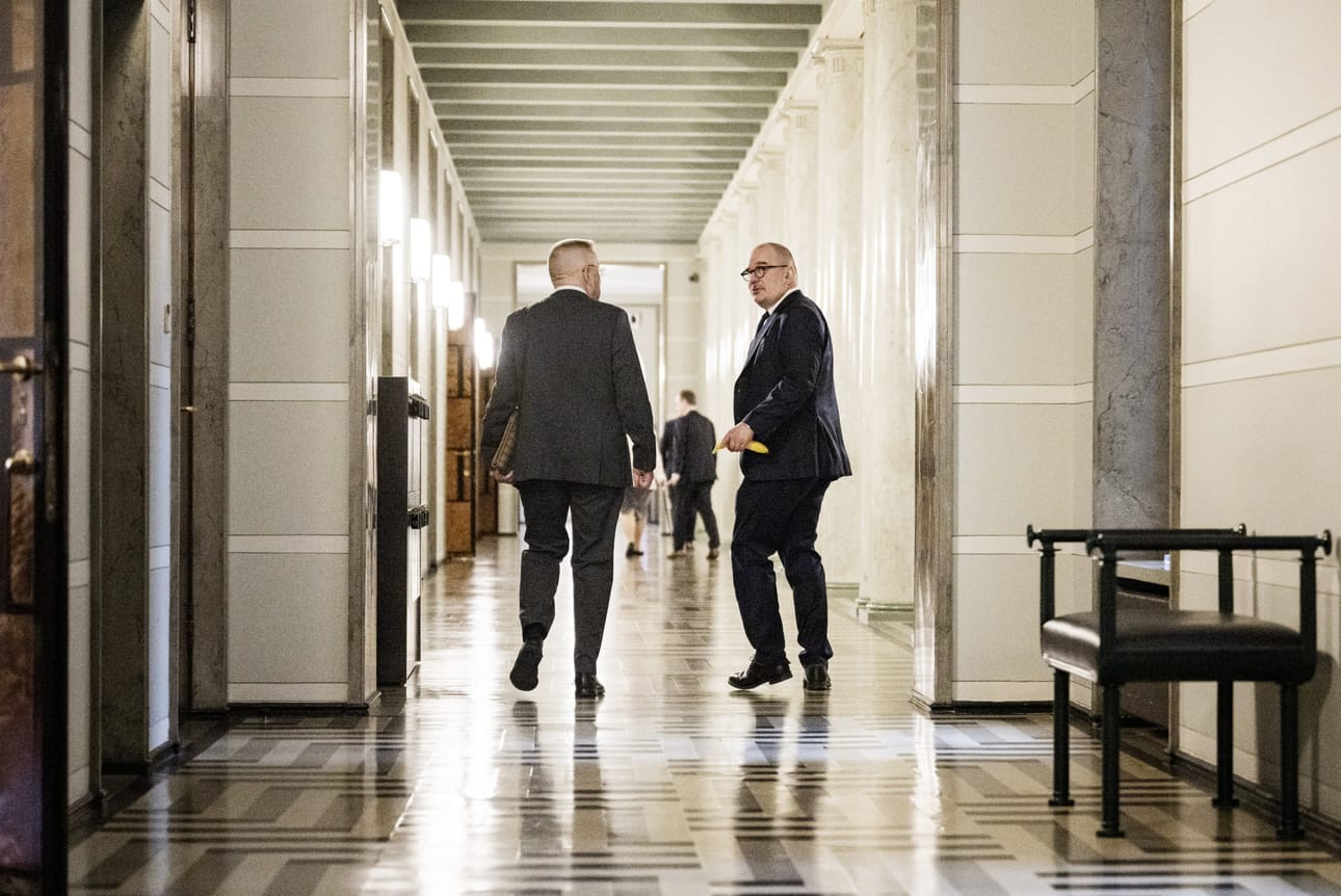 Eduskunnan pääsihteeri Antti Pelttari (oikealla) menossa eduskunnan kansliatoimikunnan kuulemiseen Helsingissä torstaina. LEHTIKUVA / Roni Rekomaa