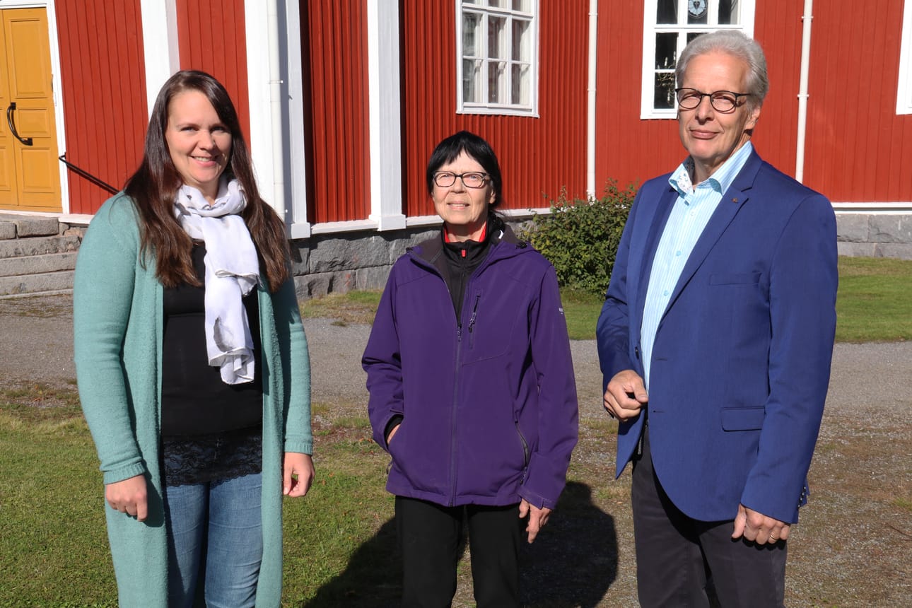 Komiat-lehti tapasi Eeva-Maria Laakson, Tarja Pellisen ja Aarno Heinosen Kortesjärven kirkon pihassa viime perjantaina. Kun Evijärven seurakunta liittyy vuoden alusta Kauhavan seurakuntaan, uusi valtuusto saa käsiteltäväkseen budjetin, josta pitää löytyä rahat yhteensä viiden kirkon ylläpitoon.
