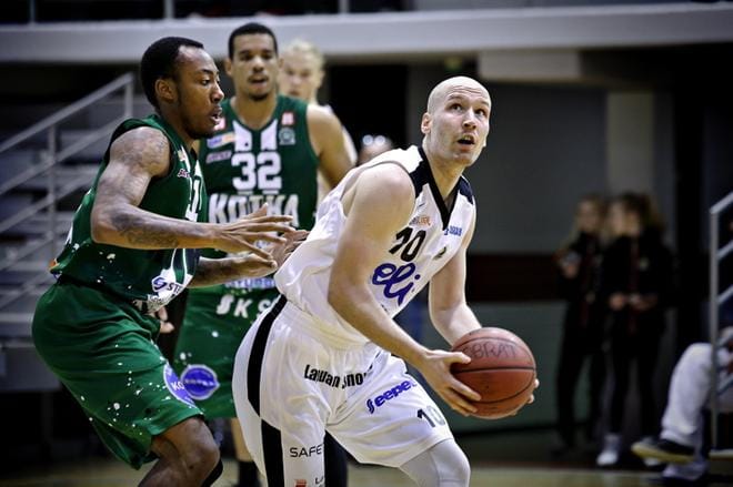 Kobrien Jussi Turjaa ahdistelee KTP:n Mandell Thomas. KUVA: TOMI KOSONEN