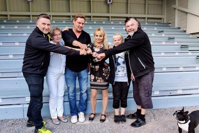 Jukka Paananen (vas.), Arja Piilo, Jarkko Järvenpää ja Tarja Kultavuori ottivat vetovastuun karstulalaisen Wanhojen Wehkeiden teatteritoiminnasta. WW:n yrittäjät Merja Välilehto ja Jari Lasonen olivat iloisia ratkaisusta. KUVA: VIIHDYTYSRYHMÄ VARTIOSSA