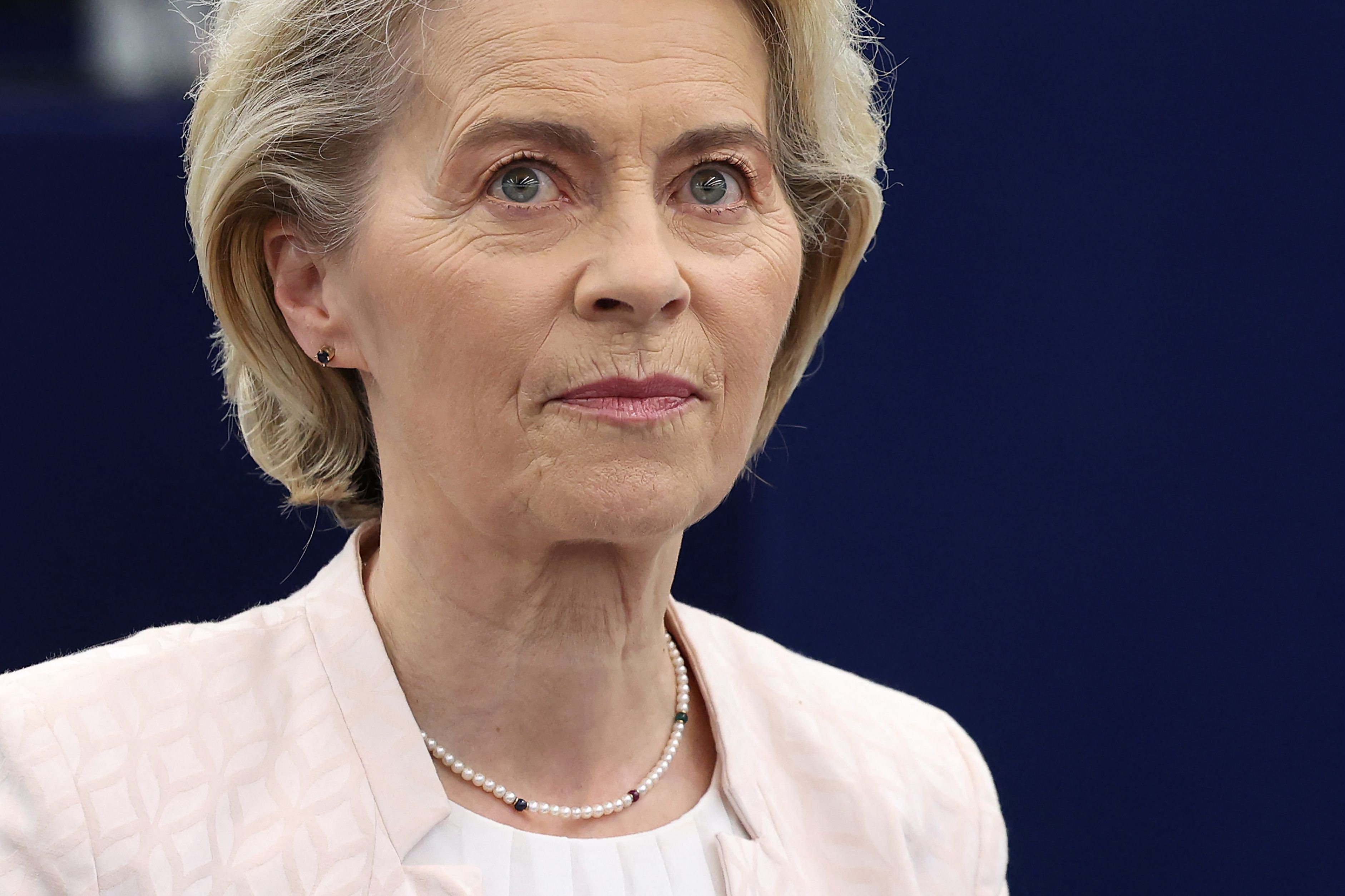 Von der Leyen äänestettiin komission johtoon 401 äänellä.