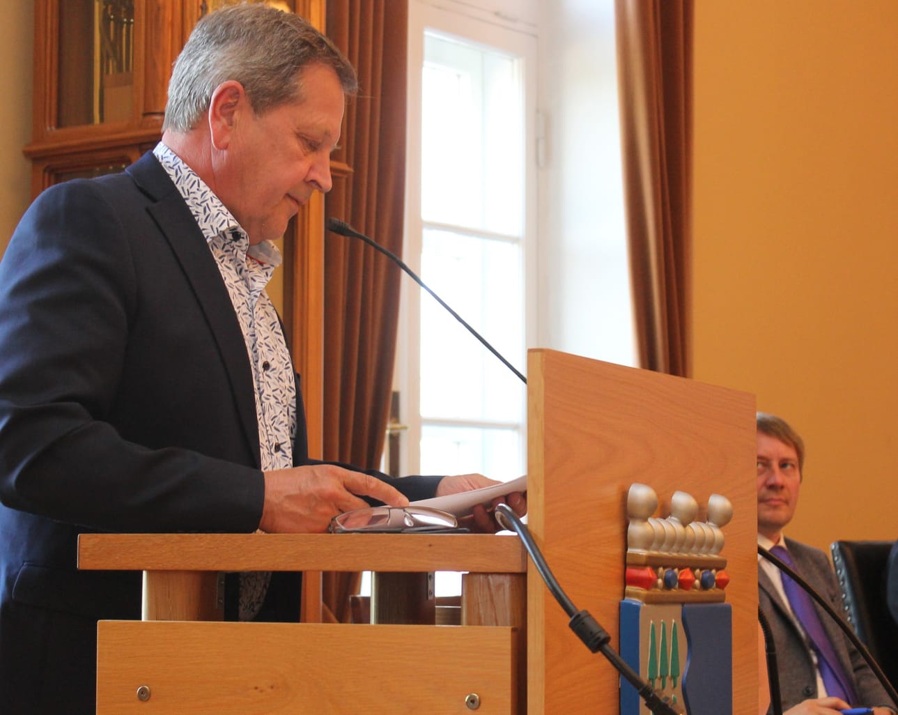 Kristiinan tarkastuslautakunnan puheenjohtaja Kaj Kärr (r.) totesi heti alkuun kaikkien lautakuntien ylittäneen talousarvionsa hyvinvointilautakuntaa lukuun ottamatta. Kuva. Lotta Kallio