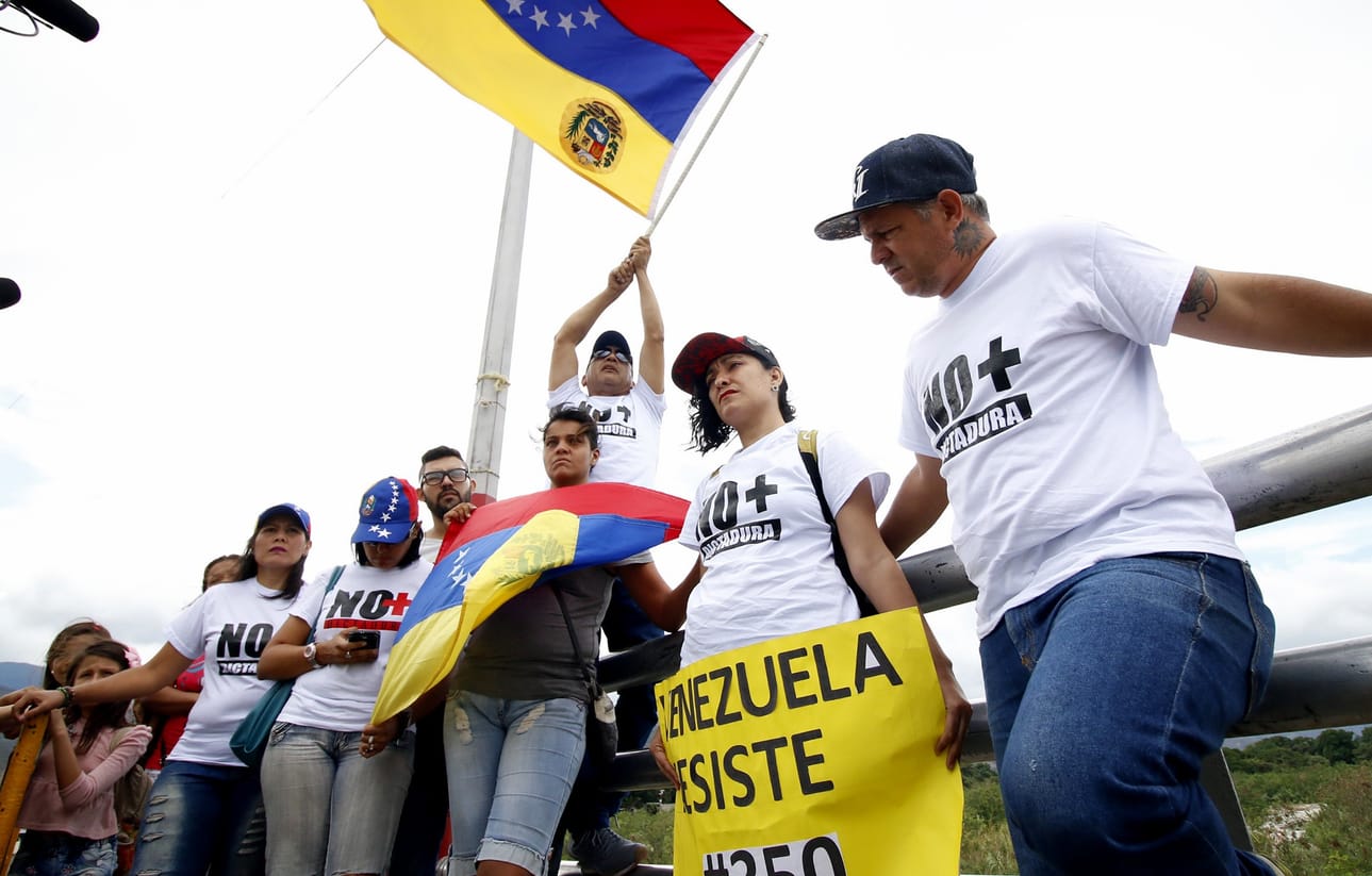 Venezuelan kansalaiset protestoivat hallituksen äänestystä Cucutassa, Kolumbiassa.