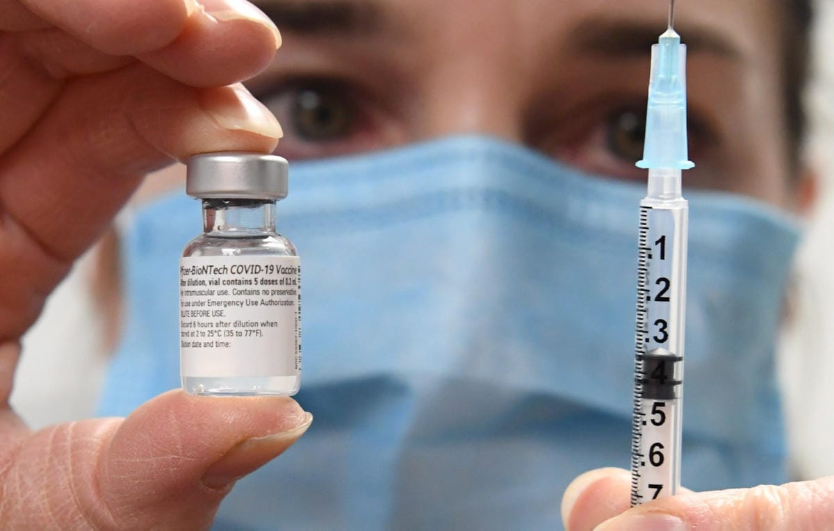 Pfizerin ja Biontechin valmistamaa koronarokotetta Tapiolan terveysasemalla Espoossa. LEHTIKUVA / JUSSI NUKARI