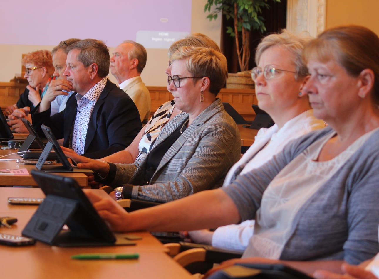 Nina Jolkkonen-Porander (toinen oikealta) jätti eilisessä kaupunginvaltuustossa aloitteen. Etualalla keskustan valtuutettu Marianne Salo-Tuisku. Kuva. Lotta Kallio