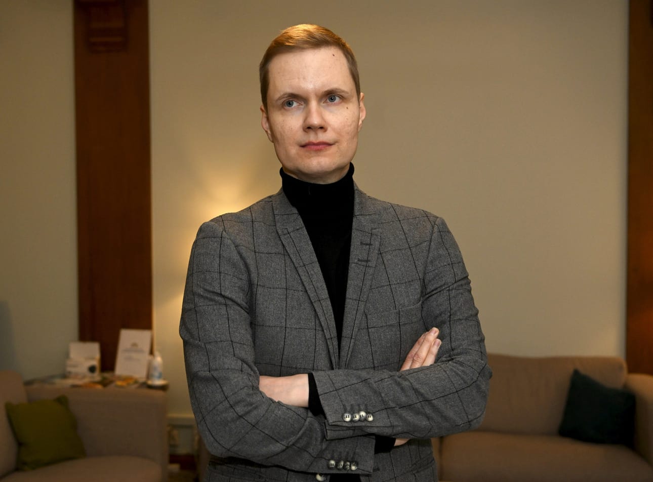 Kuluttajaliiton pääsihteeri Juha Beurling-Pomoellin mukaan on kuluttajan kannalta epäselvää, miten vastuut jakautuvat, jos matkustaja myöhästyy lennolta turvatarkastuksen ruuhkauduttua. LEHTIKUVA / VESA MOILANEN
