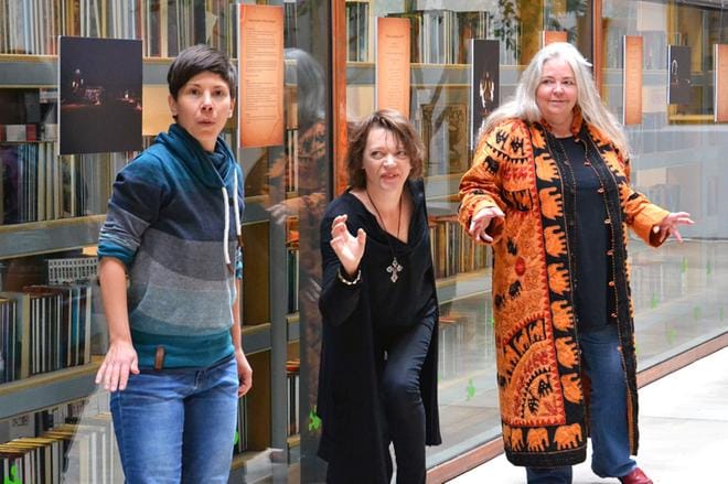 Sudenmorsiamet Eeva-Lotta Paavola, Tarja Huntus ja Mirjam Silvén hiipivät katsastamaan Vaasan pääkirjaston Galleria-käytävän 25-vuotisnäyttelyä. Kuva: Sara Isosomppi