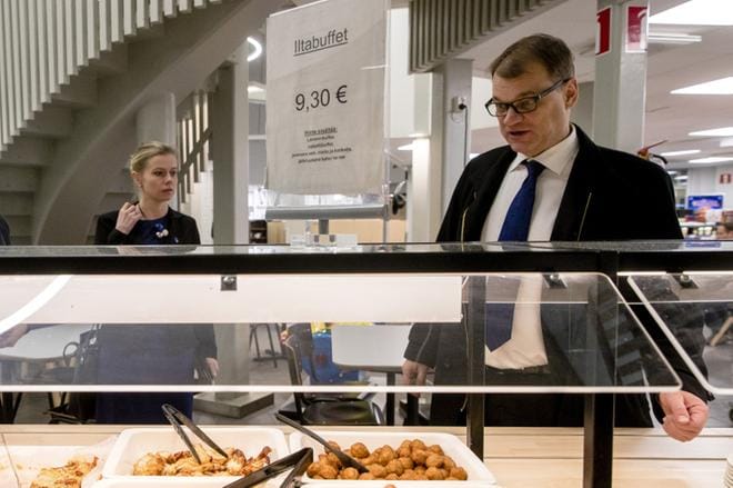 Riikka Pakarinen siirtyy pääministeri Juha Sipilän (kesk.) erityisavustajan tehtävästä Panimoliiton toimitusjohtajaksi vuodenvaihteessa. KUVA: Joel Maisalmi