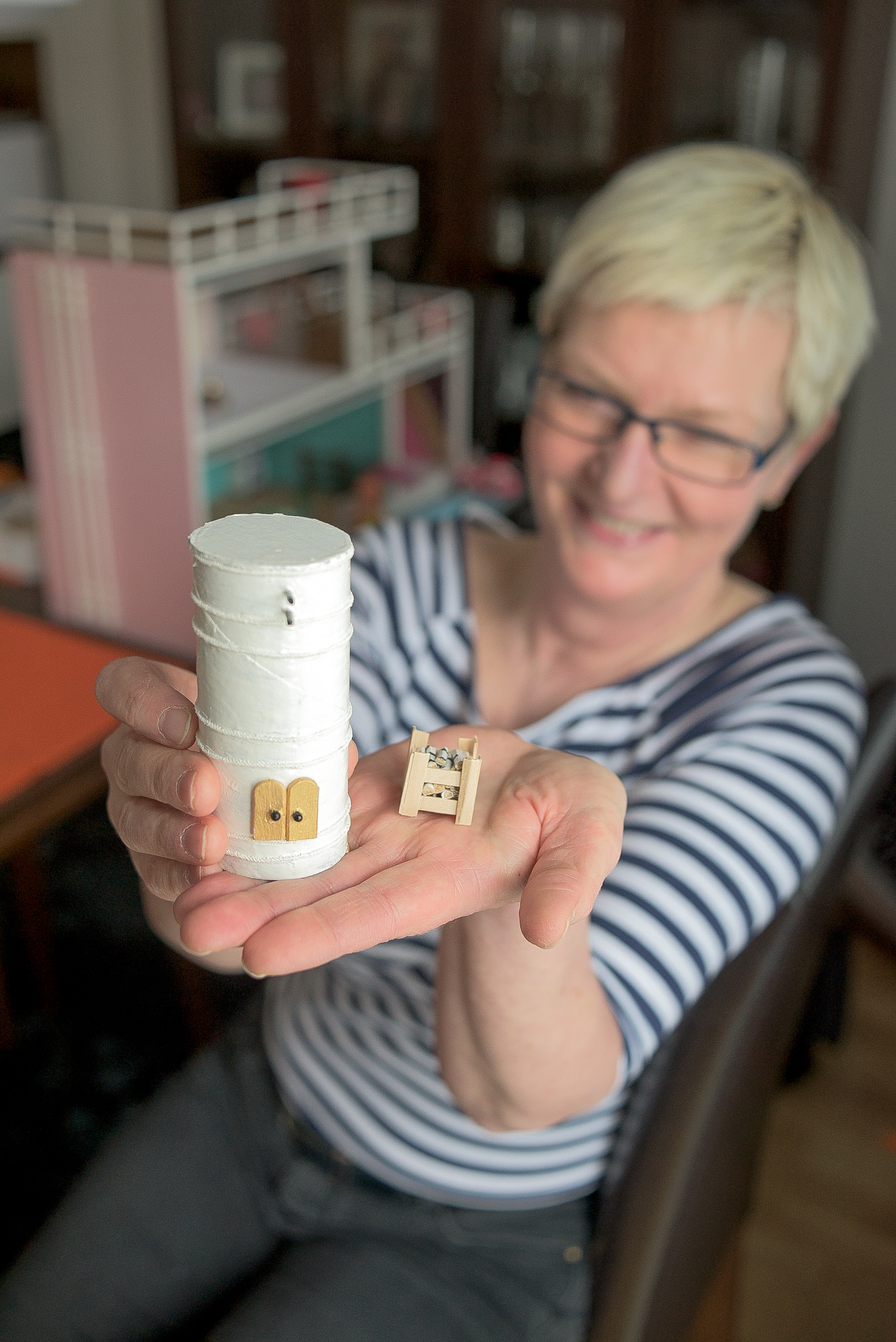 Minikokoisten huonekalujen valmistaminen vaatii kekseliäisyyttä ja näppäriä sormia, kertoo Kirsi Korjala.
