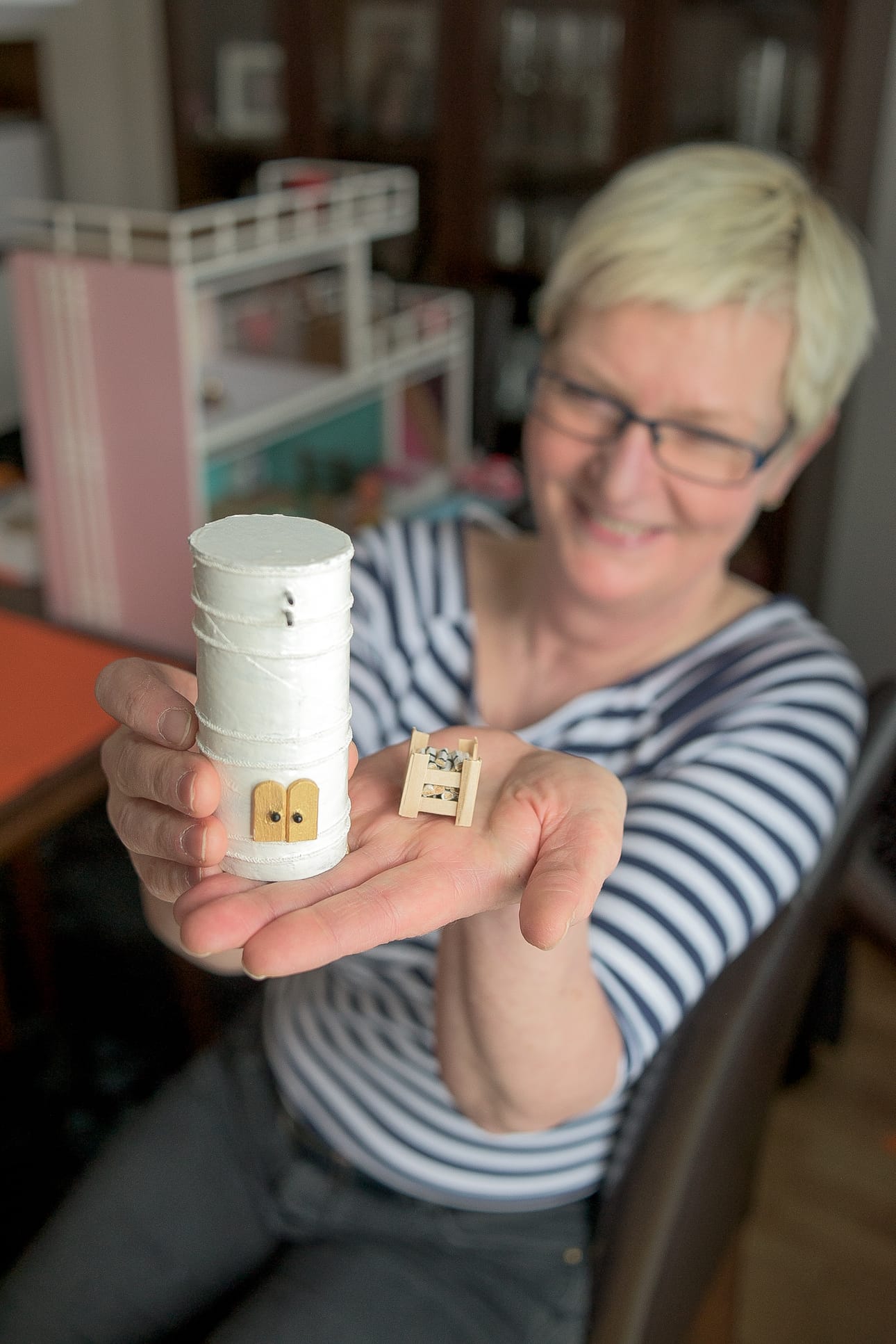 Minikokoisten huonekalujen valmistaminen vaatii kekseliäisyyttä ja näppäriä sormia, kertoo Kirsi Korjala.