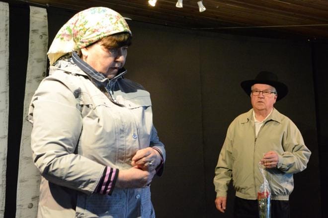 Elma (Kaino Honkala) ja Arvo (Juhani Koivisto) tapaavat sattumalta hautausmaalla. KUVA: ELLA NURMI