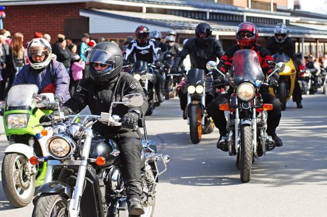 Vappuajelua ei tänä vuonna nähdä eikä kuulla Kuusiokuntien alueen teillä, ja peruuntunut on myös Peuhajaaset-tapahtuma, josta motoristit Alavuden koulukeskuksen pihamaalta ovat yleensä matkaan lähteneet. ARKISTOKUVA: SONJA RIIHIKANGAS