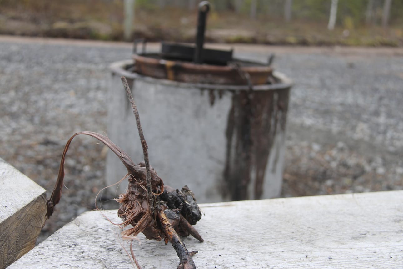 Tämän verran jää jäljelle isohkosta muovisesta roska-astiasta, kun sen polttaa nuotiopaikalla.