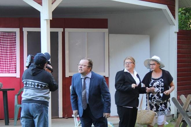 Rollaattorikapina-näytelmä nähdään vielä kolmesti Onnelan kesäteatterissa Alahärmässä. Kuvassa kuvaaja (Terttu laakso), Pertti (Raimo Peltola), toimittaja (Anne Jutila) ja Minna (Maija-Liisa Isosomppi). KUVAT: MIA KÄRKKÄINEN