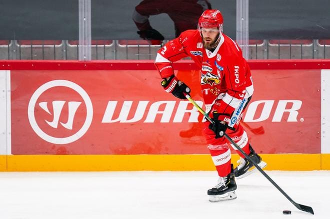Päähän kohdistuneen taklauksen uhriksi joutunut Jonne Virtanen on sivussa Sportin kokoonpanosta. Arkistokuva: Samppa Toivonen / Apollo Photo