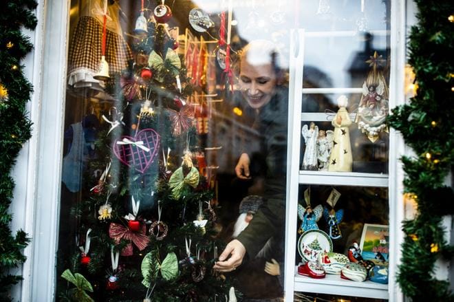 Satu Hiltusen Sadunhenki-lahjatavaraliikkeessä on joulukoristeita myynnissä ympäri vuoden. KUVA: Joel Maisalmi