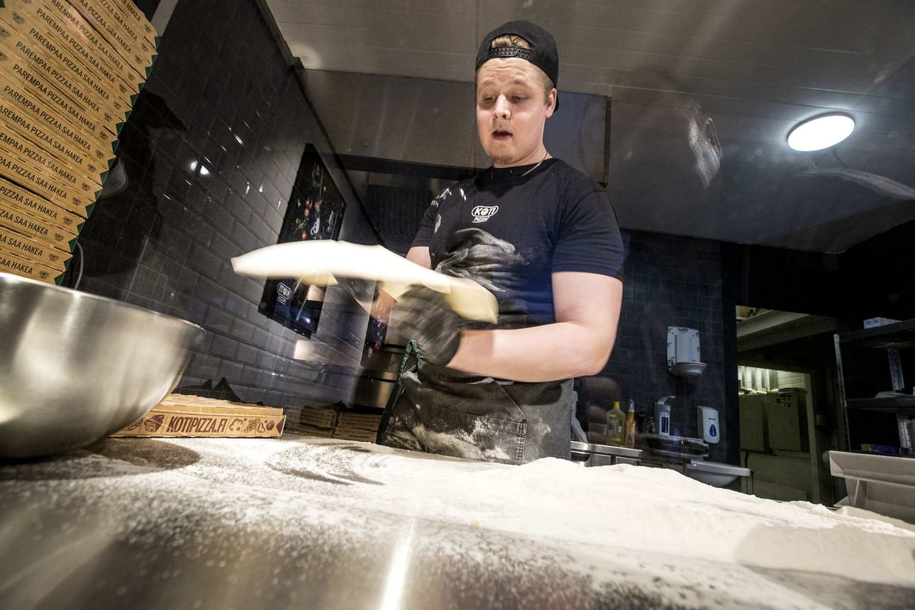 Taikina tottelee yrittäjä Henri Myllynevaa. Hänellä on pitkä kokemus pitsojen tekemisestä.