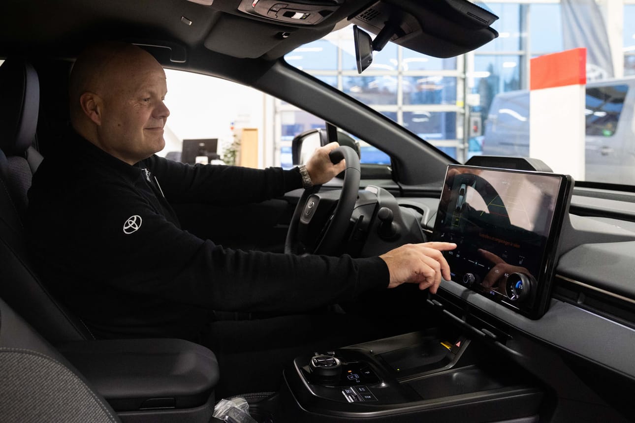 Jens Wistbacka kokee kouluttautumisen tärkeäksi alalla. ”Tuotetuntemus on a ja o. Nopeastikin kehittyvät mallit vaativat asiantuntijoiden kouluttautumista. Toyotan maahantuonti tukee tätä hienosti.”
