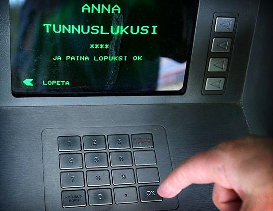 Varkaat olivat urkkineet henkilön pin-koodin tietoonsa hänen käydessään pankkiautomaatilla, minkä jälkeen he olivat varastaneet kortin.