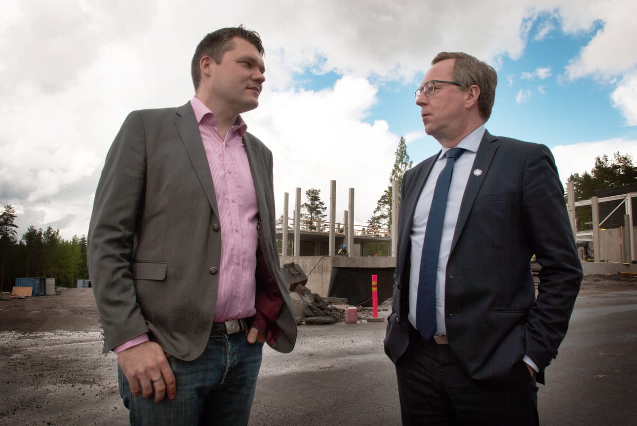 Mikko Savola kiittelee ministeri Mika Lintilää aktiivisesta otteesta yritysten aluetukia koskevassa asiassa. Tämä arkistokuva on Ähtärin pandatalon rakentamisen ajoilta vuodelta 2017.