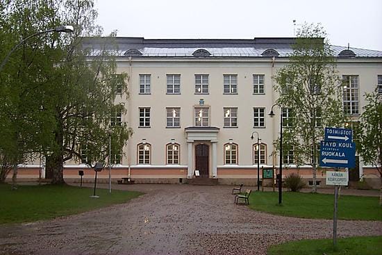 Kuvassa Kajaanin opettajankoulutusyksikön rakennus.