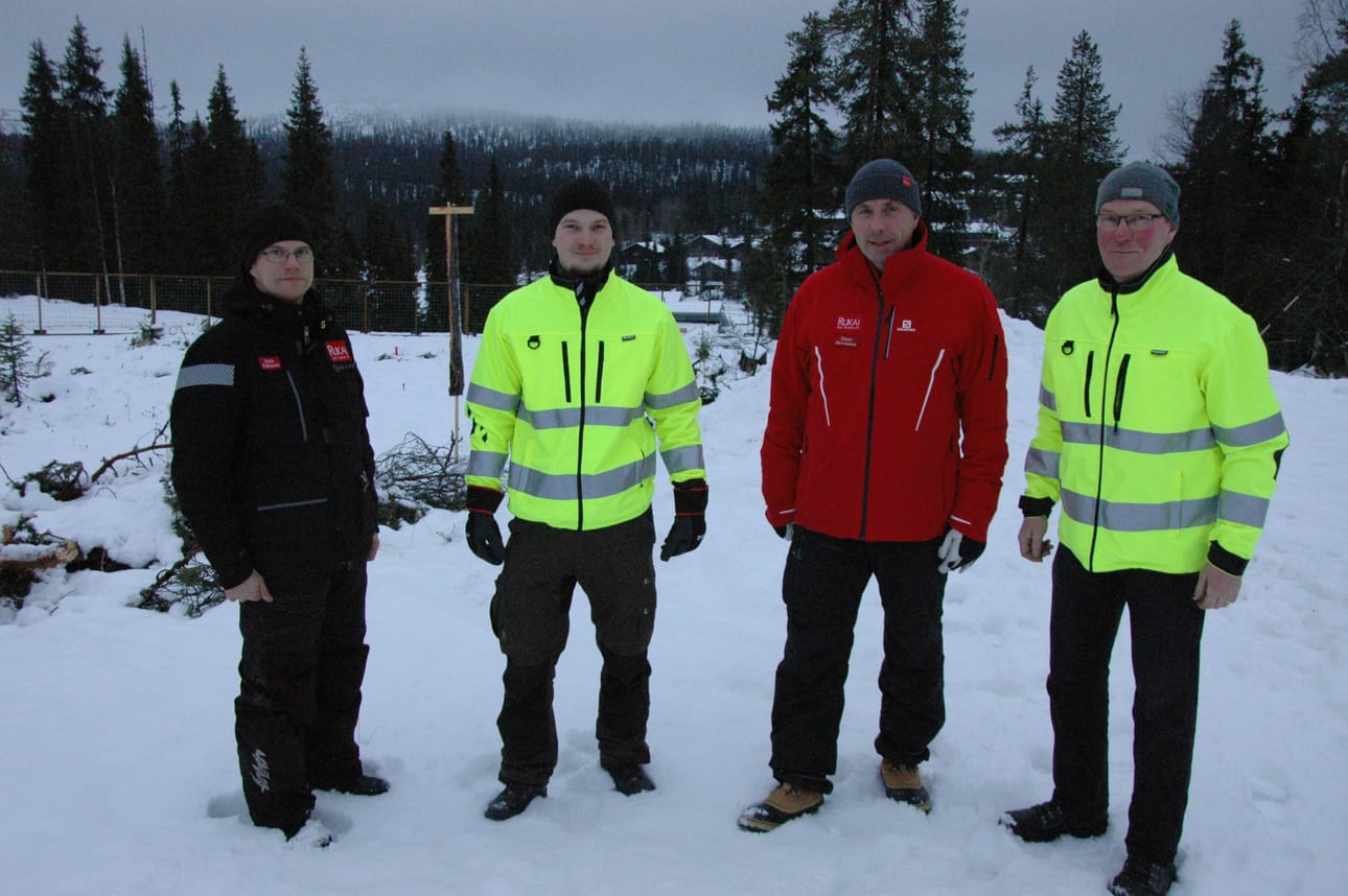 Marko Kilpivaara (vas.), Toni Pätsi, Matti Parviainen ja Aarno Pätsi uuden huoltohallin tontilla.