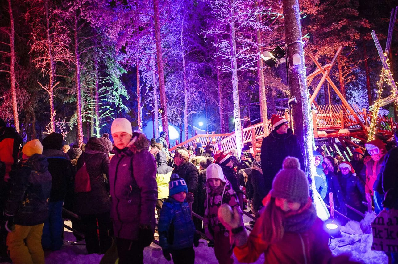 Joulupukki lähtee Napapiiriltä.