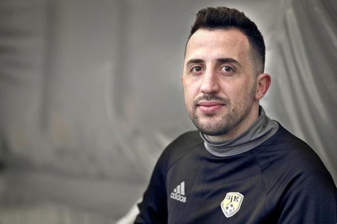 SJK:n Erfan Zeneli tuhri rankkarin Kemissä. Kuva Heikki Hakanen