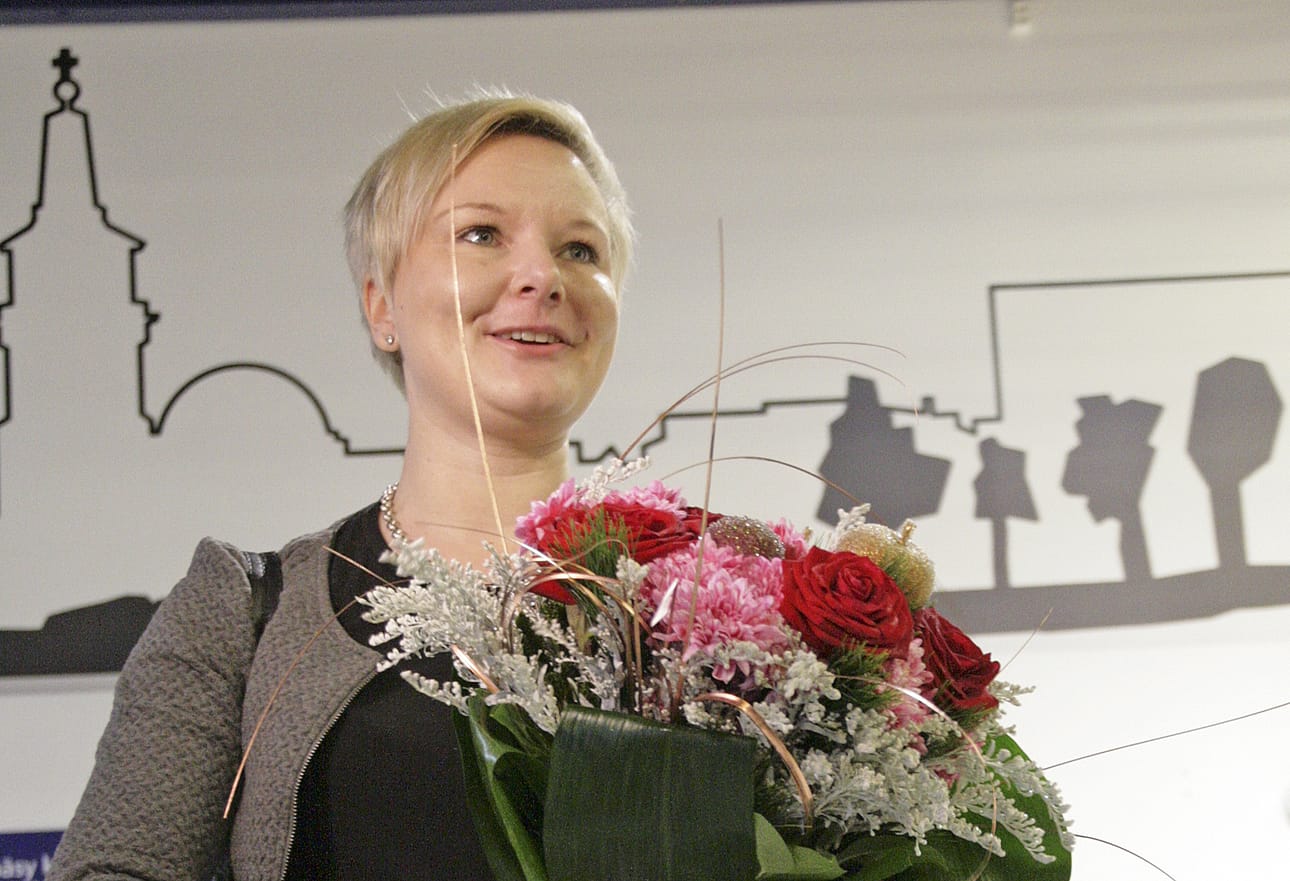 Anna-Mari Viitanen on miljoonas lentomatkustaja Oulunsalon lentokentällä tänä vuonna.