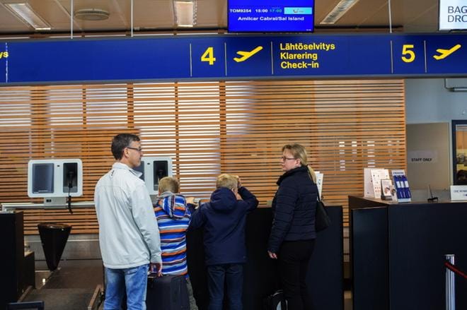 Hanssonin perhe Korsnäsistä oli pelännyt tiistai-iltana koneessa. He kuitenkin päättivät lähteä lopulta matkaan uudestaan, kun selvisi, että eri kone kuljettaa heidät Kap Verdelle. KUVAT: MINNA HIRVELÄ