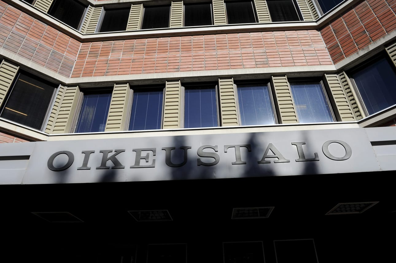 Henkilöauton kuljettajaa syytetään käräjäoikeudessa muun muassa taposta. Lehtikuva / Martti Kainulainen