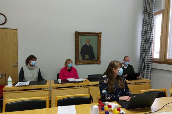 Alajärven kaupungin tiedotustilaisuus järjestettiin koronaturvallisesti maskit kasvoilla. Tiedotustilaisuudessa olivat mukana Titta Väänänen, Sari Ketola, Kirsi Haapa-aho ja Jaakko Anttila. KUVA: SARI HEINILÄ
