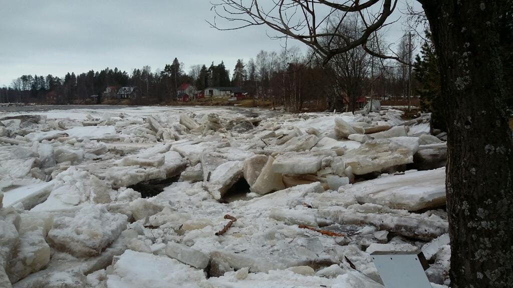 Osa Kiiminkijoen jäistä jäi matalikolle Sämppikosken purkautuessa.