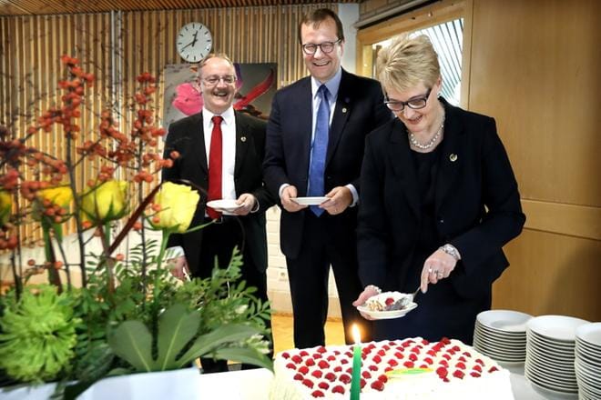 MTK-Etelä-Pohjanmaan puheenjohtaja Johanna Kankaanpää ja toiminnanjohtaja Yrjö Ojaniemi (vas.) tarjosivat juhlakahvit pääsihteeri Pekka Pesoselle. KUVAT: JOUKO HÄNNINEN