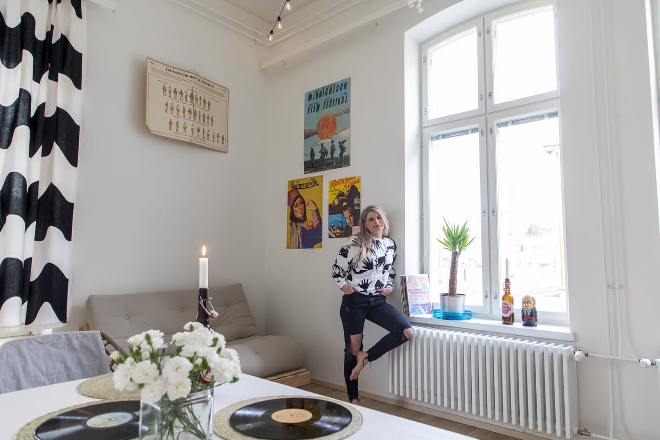 Isot ikkunat tuovat Vilma Valkosen yksiöön niin paljon luonnonvaloa, ettei hänen ole tarvinnut hommata kattolamppuja. Lisävaloa saa valoketjuista ja kynttilöistä.