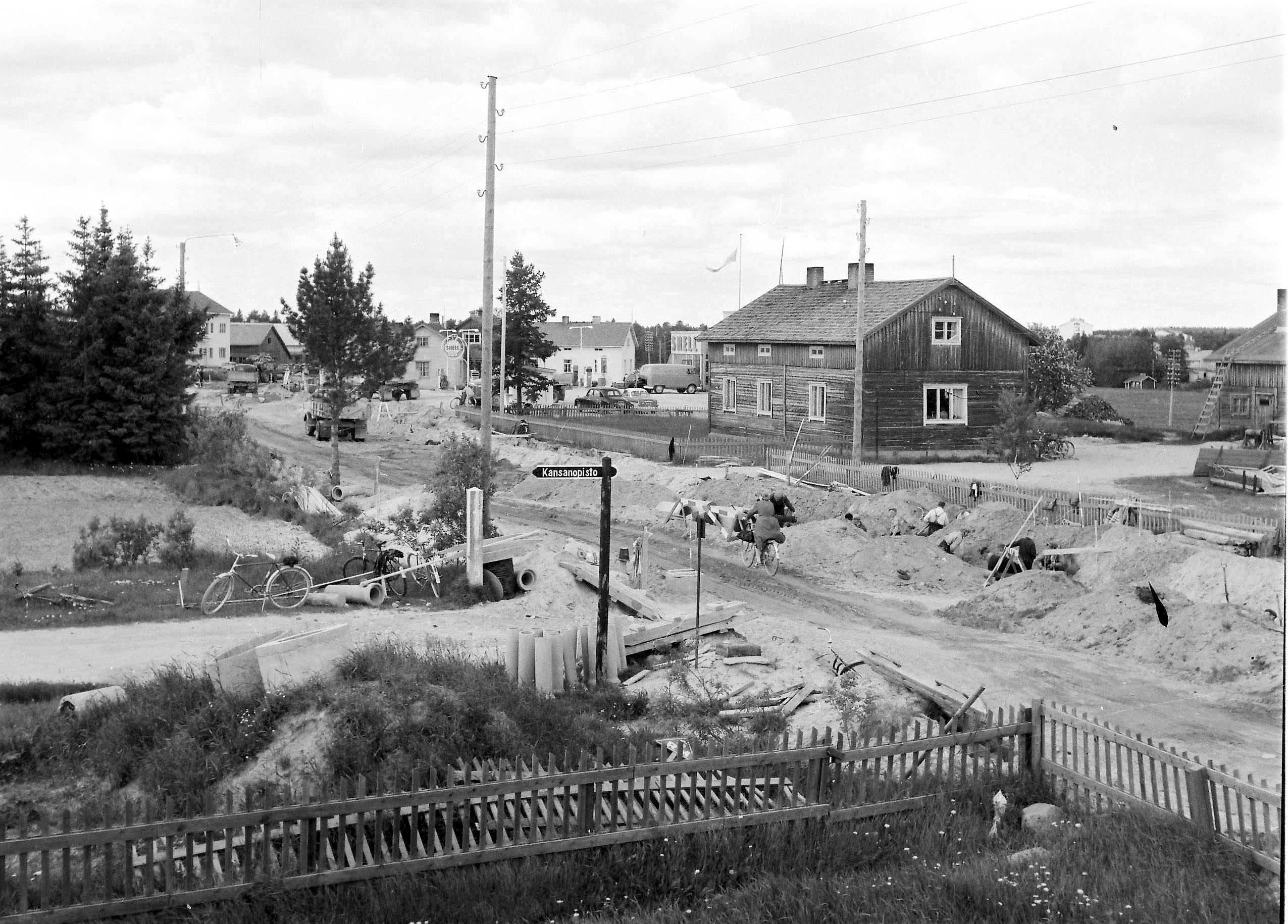 60 vuotta sitten Kitkantie oli remontin kourissa, niin kuin nytkin – silloin sille rakennettiin ensimmäisiä jalkakäytäviä