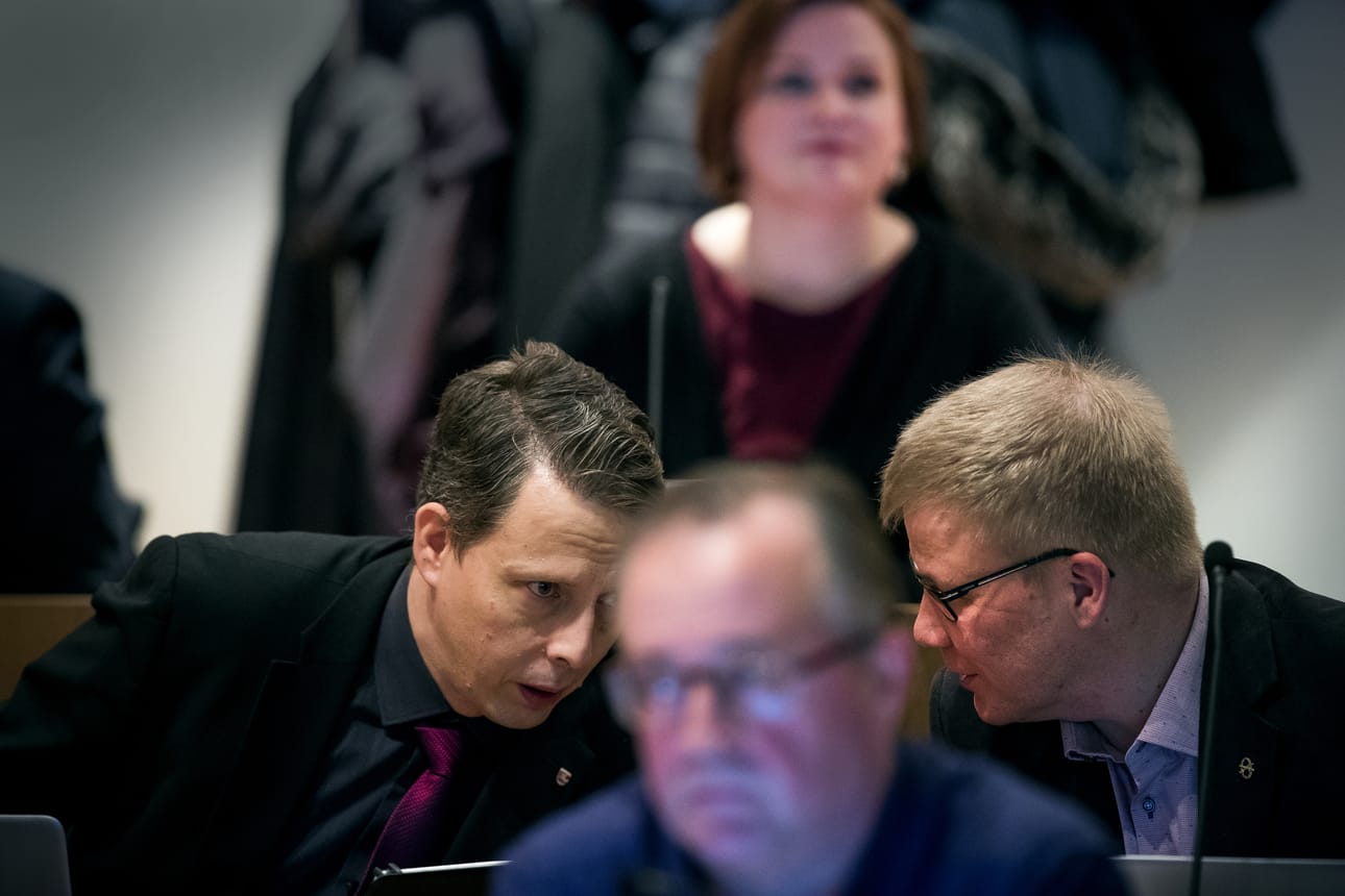 Puhetta piisasi vuoden viimeisessä valtuustossa. – Olisin toivonut, että valtuustolla olisi ollut puoli prosenttia parempi mieli, mutta pakkasta pukkaa pirttiin vaikka mikä olisi, sanoi Jarmo Myllymäki (kuvassa vasemmalla).