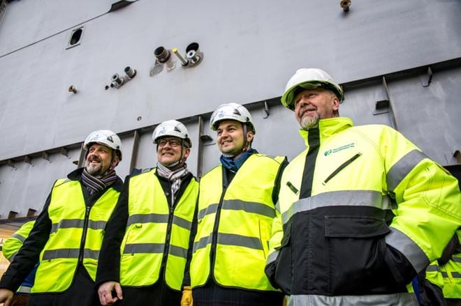 Kansanedustaja ja Vaasan kaupunginvaltuuston puheenjohtaja Joakim Strand (r.) (2. oik.) katseli helmikuussa Wasalinen laivan rakentamista seurueen kanssa. Perjantaina hän iloitsi eduskunnalta tulevasta joululahjarahasta Vaasan satamatien suunnitteluun. ARKISTOKUVA: PAULA KASKIMAA