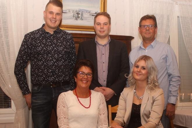 Jari-Matti (takana vas.), Jussi-Pekka ja Esa sekä Kaisa (edessä vas.) ja Sanna-Kaisa Tiilikka.