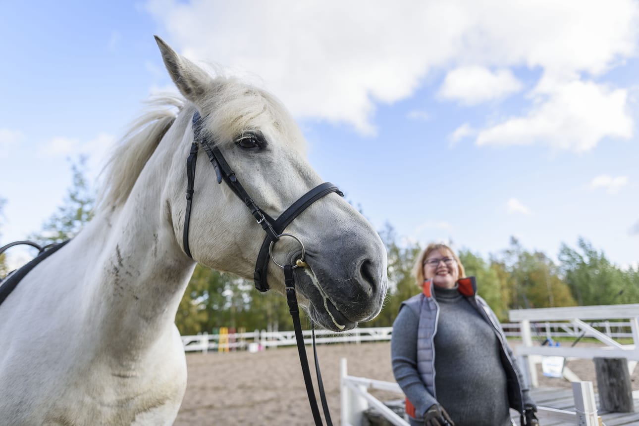 Hevonen muuttaa omaa käytöstään rauhallisempaan suuntaan, jos se vaistoaa ihmisestä esimerkiksi jännitystä.