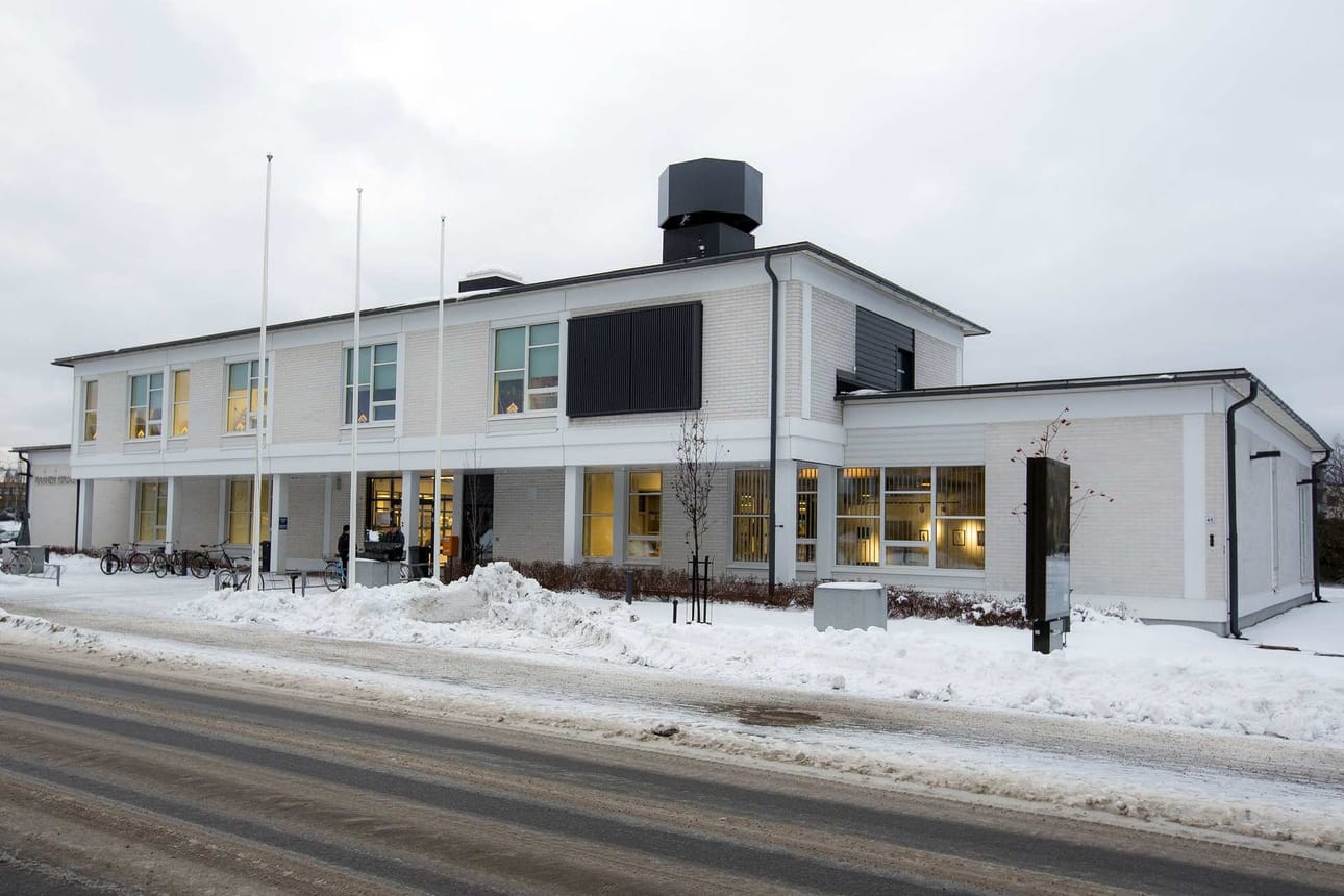 Keskiviikkona ikkunankoristeluvuorossa on Raahen pääkirjasto. Vuonna 1982 pääkirjaston eteen pystytettiin Kari Juvan Tuulta purjeisiin -veistos. Se on nyt osa Raatihuoneenpuistossa sijaitsevaa Kari Juvan veistospuistoa.