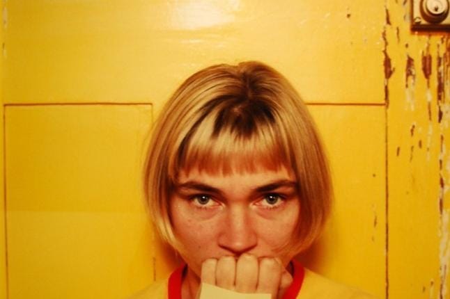 Elina Brotheruksen valokuva La main (1999) on aivan keskeinen kansainväliseen menestykseen yltäneellä suomalaisvalokuvaajalla. Brotherus opiskeli ranskan kielen post it -lapuilla 90-luvun lopulla. Viime vuonna hän ylsi poikkeukselliseen saavutukseen: yksityisnäyttelyyn Pariisin Pompidou-keskuksessa. KUVAT: MAARIA SALO