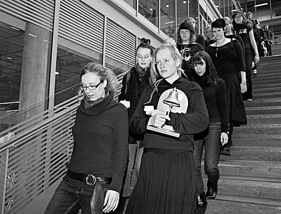 Maija Savolainen (oik.) piti pessimistisen puheen Lapin yliopiston graafisen suunnittelun koulutusohjelman mielenilmaisussa.
