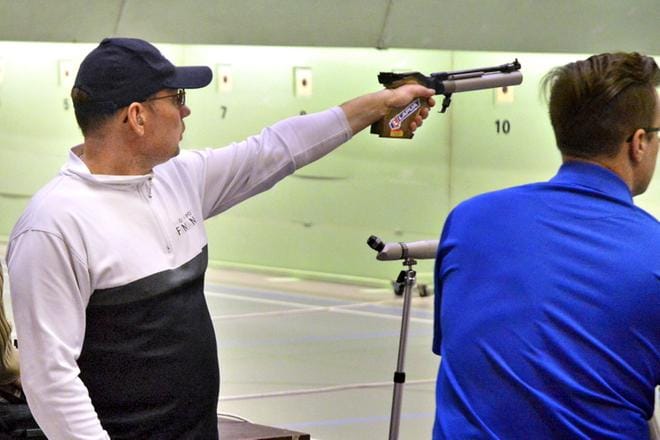 Lapuan Seudun Ampujien pistooliampuja Jyrki Turja on joutunut opettelemaan ampumista vasemmalla kädellä ja tulosta on alkanut jälleen tulla takavuosien tapaan. KUVA: KALEVI VIITA