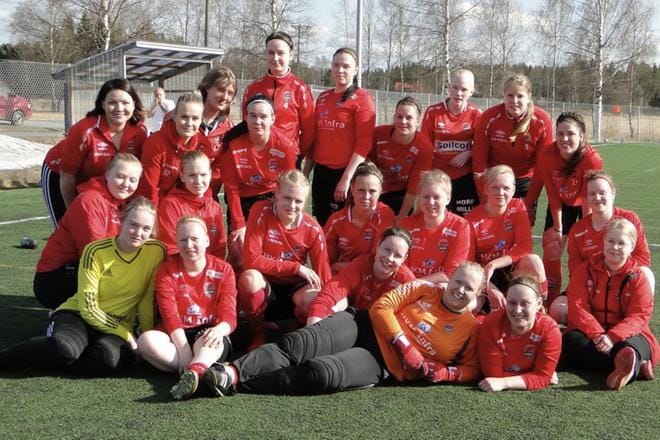 Jari Risikon ja Merja Mäenpään valmentamaan naisjoukkueeseen kuuluu 22 kenttäpelaajaa ja 2 maalivahtia. Lisää oppia maalivahdit saavat Jyri Poltolta. KUVA: JUHA LIINAMAA