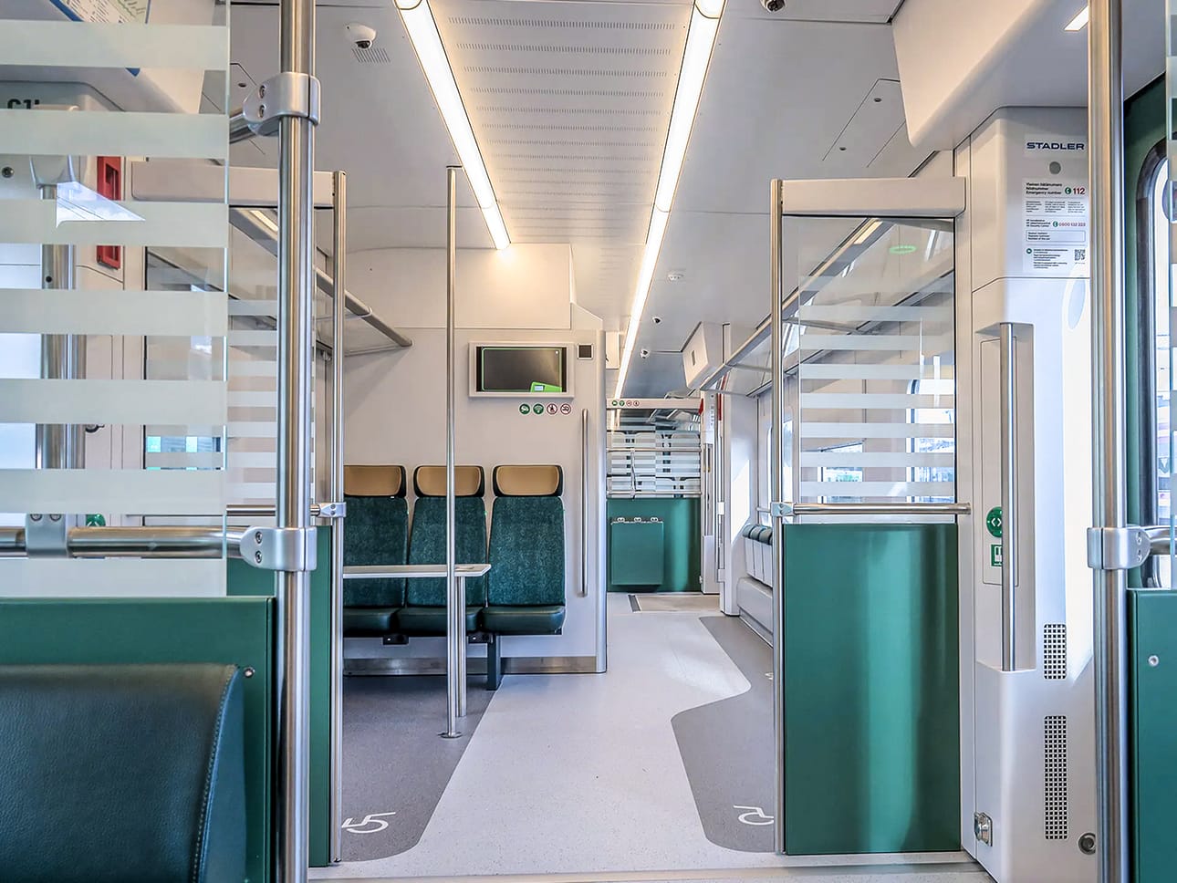 VR:n liikennöimä lähijuna sisältä.